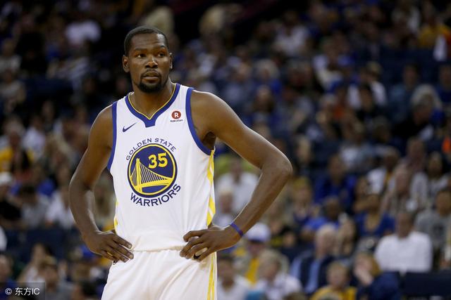 澳门NBA晚宴：姚明风采依旧，成龙魅力不减